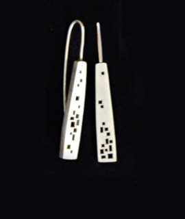 Earrings A joint breaker