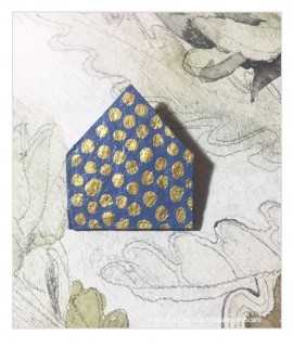 Round playhouse brooch, blue