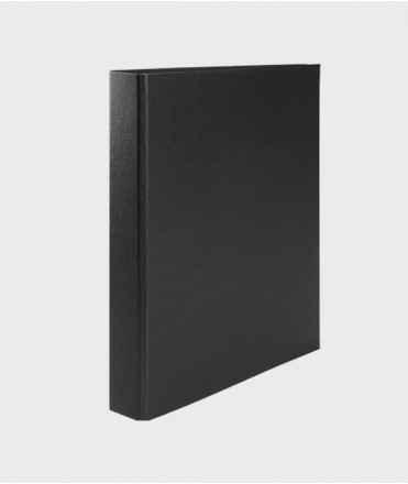 Folder with lined cover, spine 7 cm. Size: 35x26x7 cm. Color: black. 4 rings