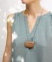 Collar de nogal con cadena larga de latón
