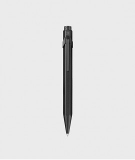 Bolígrafo con estuche Caran d'Ache 849 XL Black Code, negro