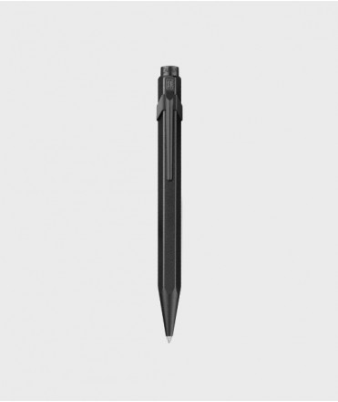 Bolígrafo con estuche Caran d'Ache 849 XL Black Code, negro