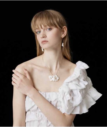 Collar Dos Flores blanco