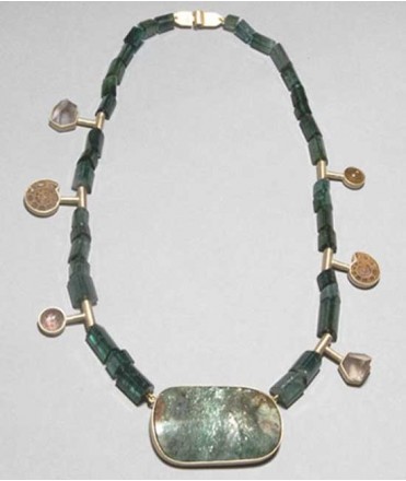 Collar oro, fuchsita, turmalinas, amonites y cuarzo